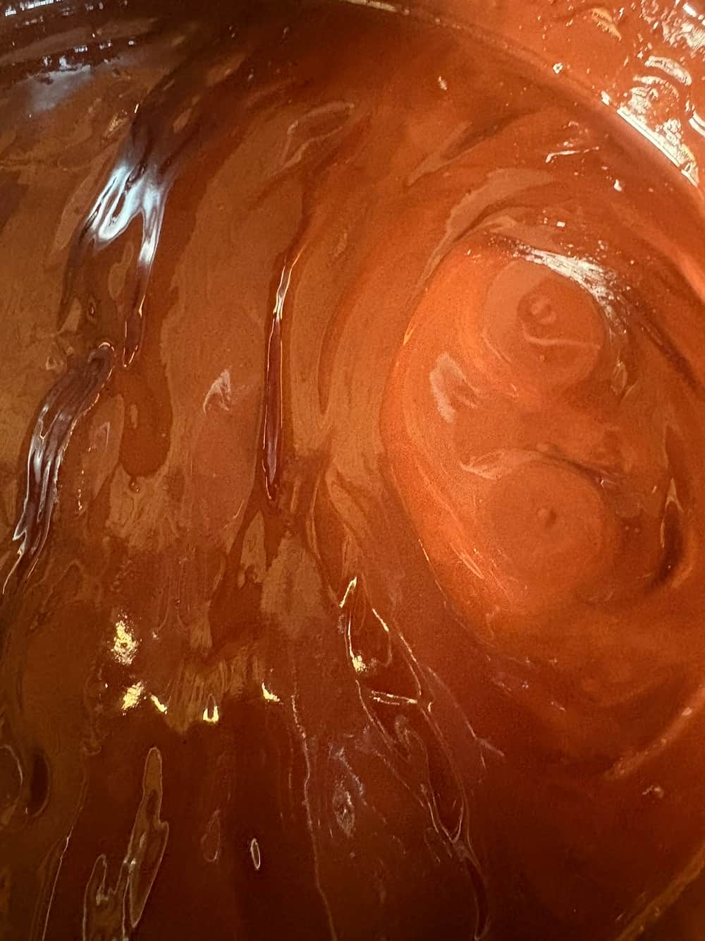 Molienda artesanal de cacao para obtener pasta pura en Fundo Maranatha