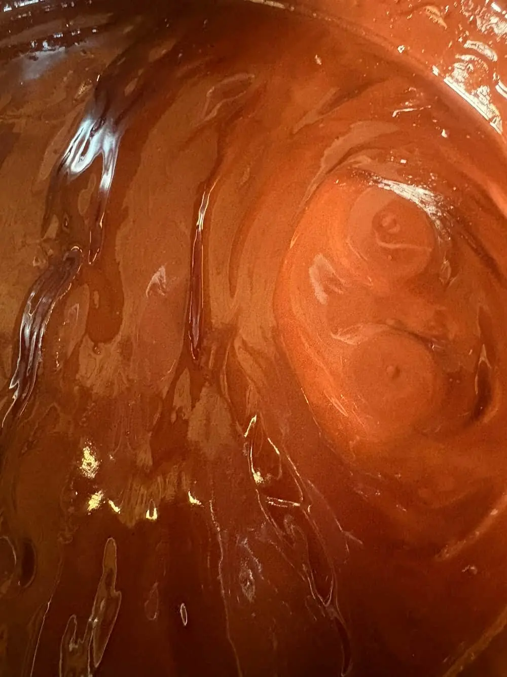 Proceso de molienda del cacao tostado para obtener pasta de cacao pura – Fundo Maranatha