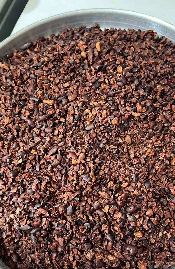 Nibs de cacao artesanales en bandeja – Fundo Maranatha