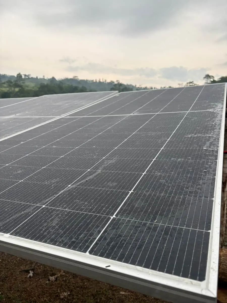 Paneles eléctricos en el Fundo Maranatha generando energía limpia
