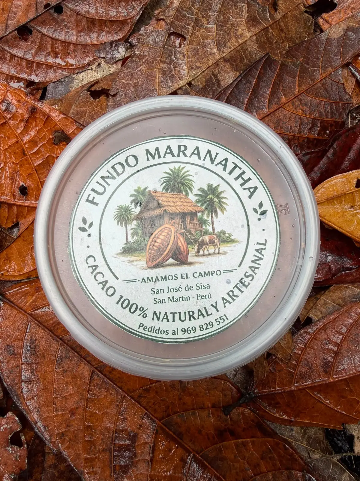 Pasta de cacao 200 g sobre hojas en las plantaciones