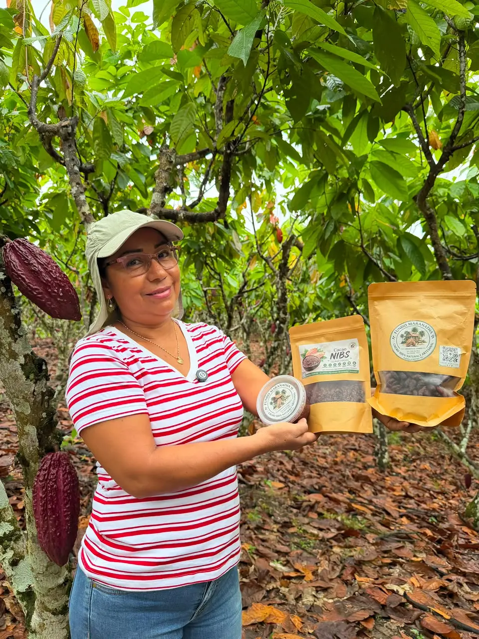 Mi suegra mostrando nuestros productos en papel kraft en las plantaciones